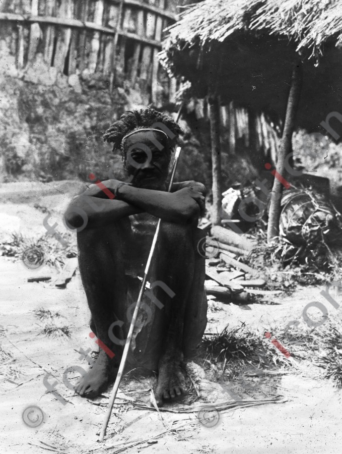 Bewaffneter Afrikaner | Armed African - Foto foticon-simon-192-040-sw.jpg | foticon.de - Bilddatenbank für Motive aus Geschichte und Kultur